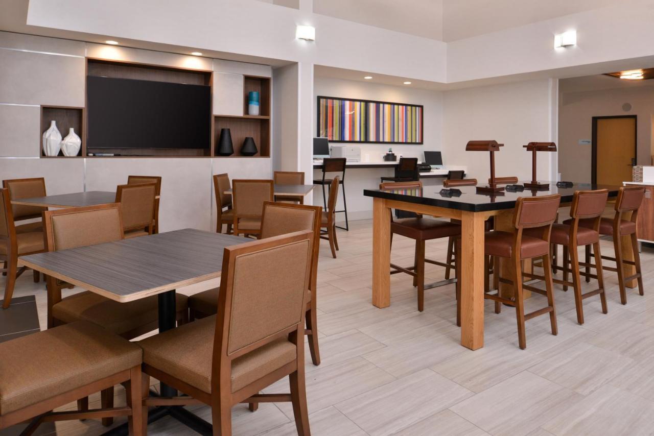 Holiday Inn Express Stockton Southeast By Ihg Екстериор снимка