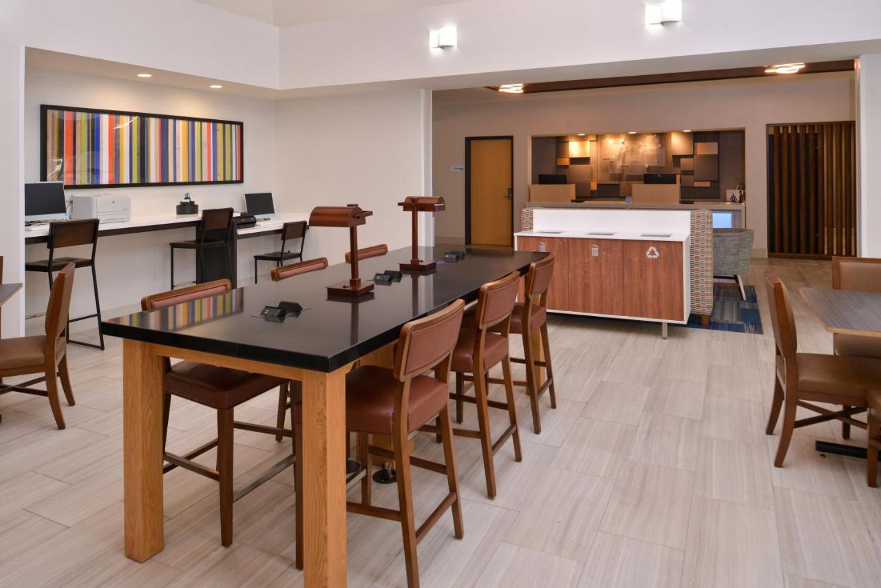 Holiday Inn Express Stockton Southeast By Ihg Екстериор снимка