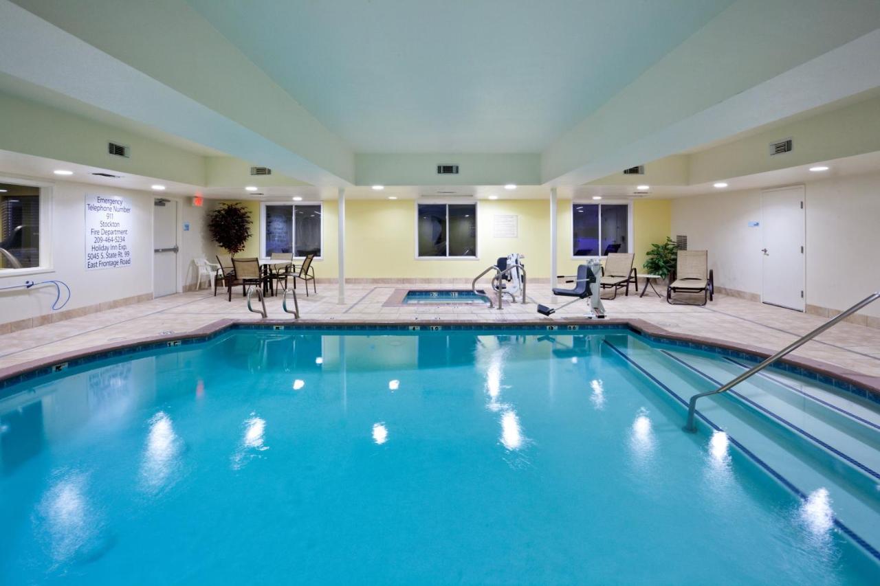 Holiday Inn Express Stockton Southeast By Ihg Екстериор снимка