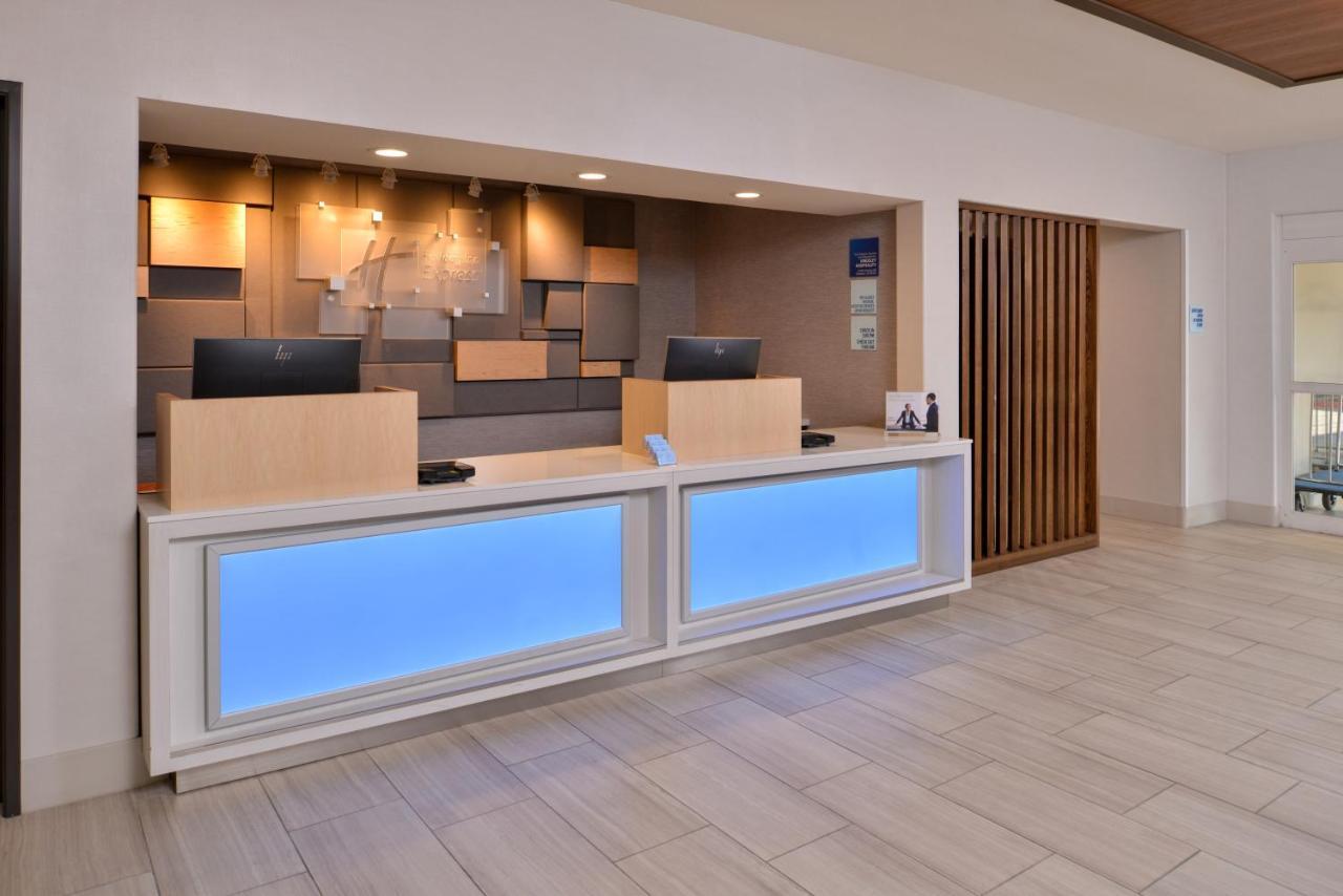 Holiday Inn Express Stockton Southeast By Ihg Екстериор снимка